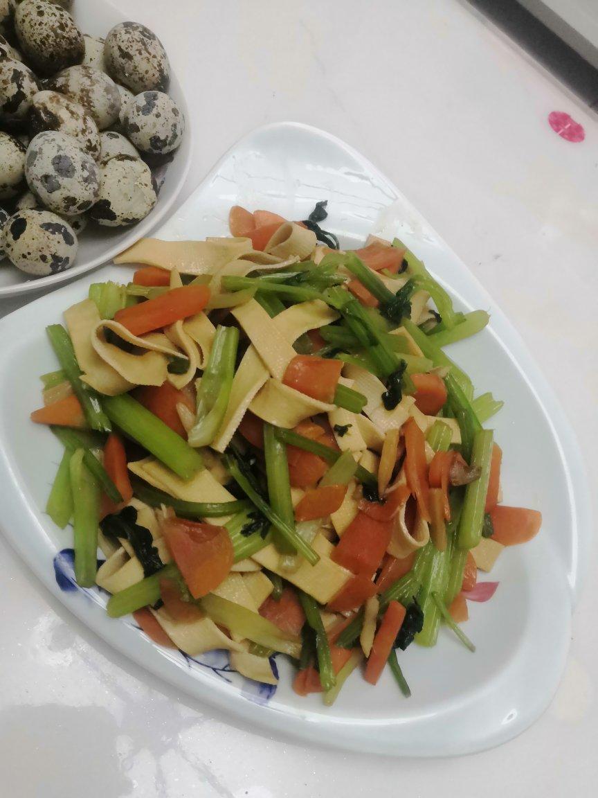 西芹炒豆腐皮