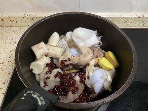 祛湿汤：土茯苓山药猪骨汤的做法 步骤4