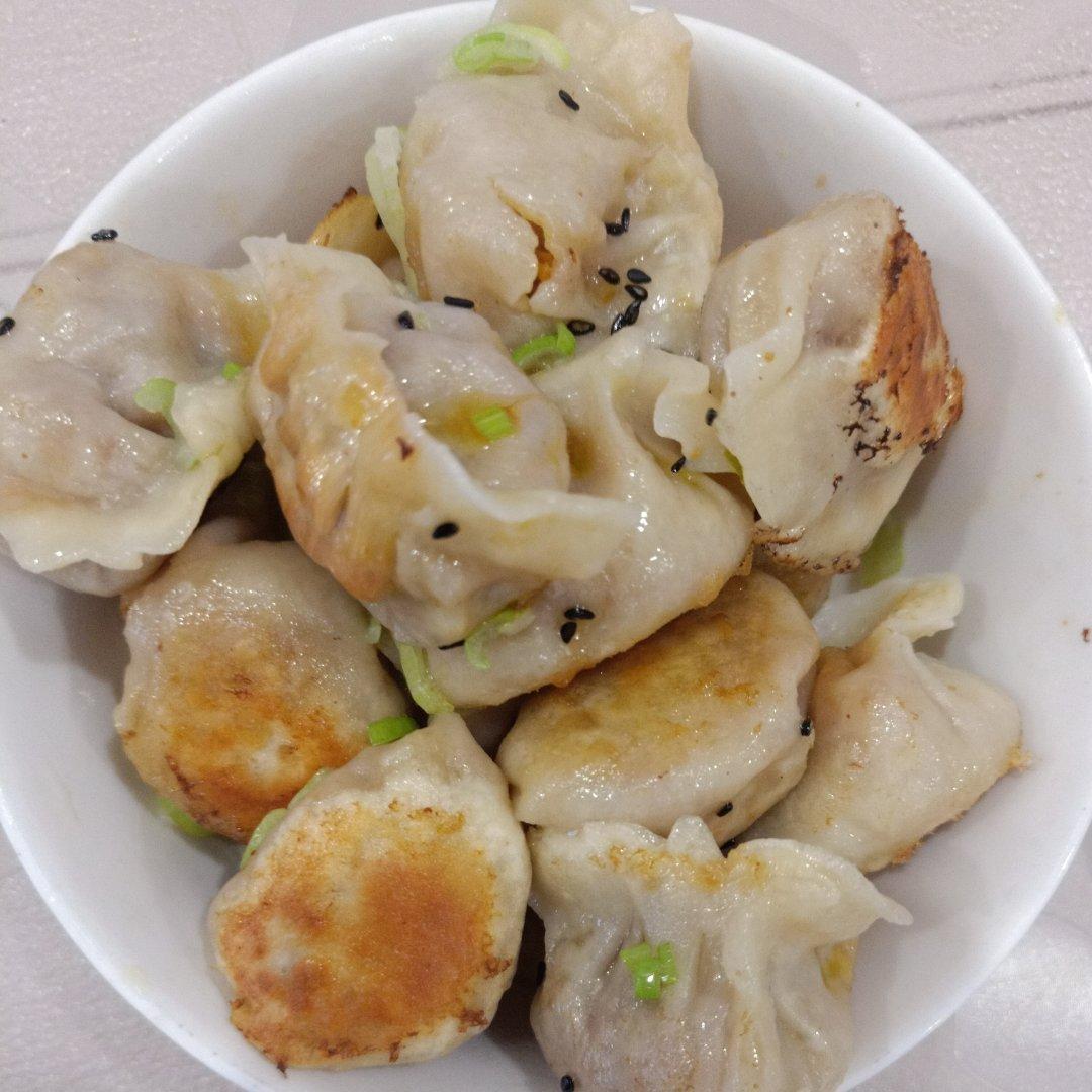（新手）不用解冻的香菇猪肉水煎饺