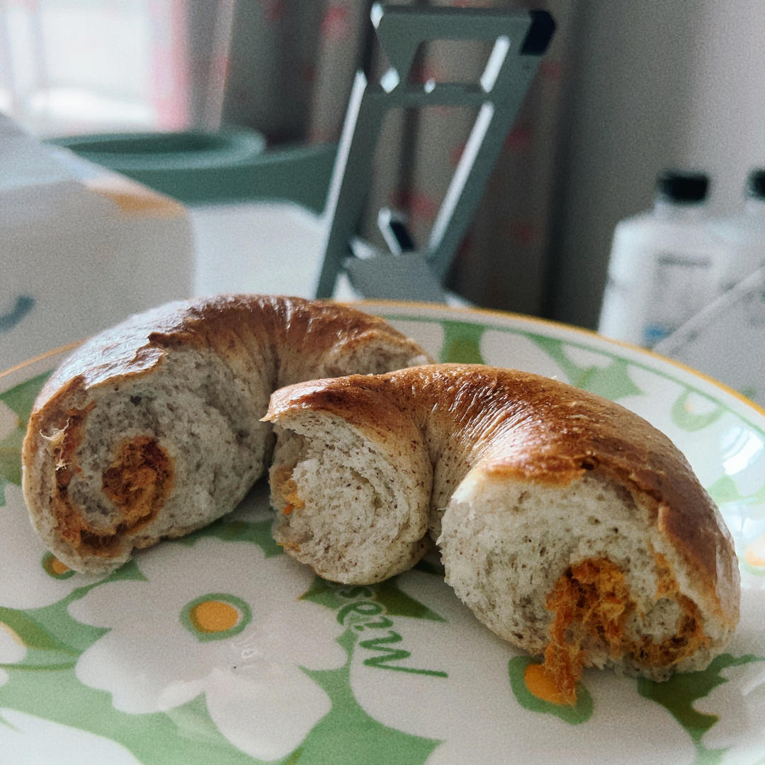 黑全麦添加番茄肉松贝果