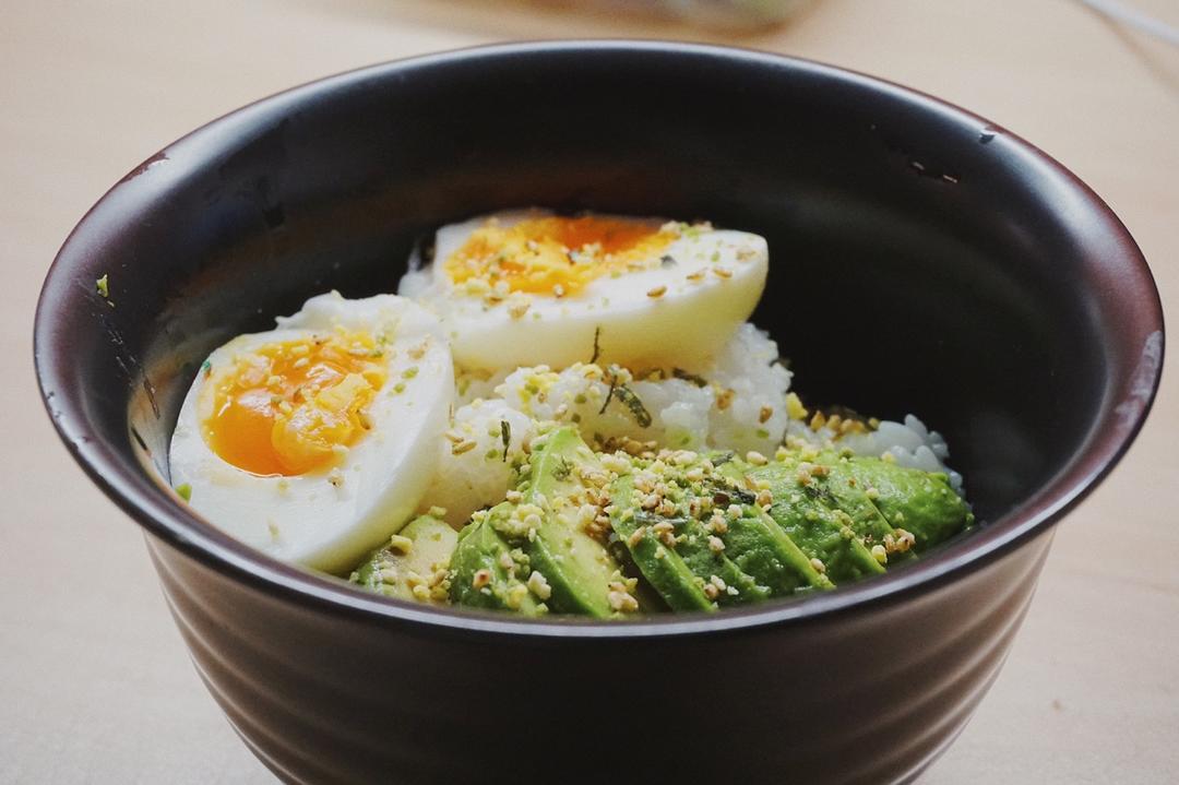 牛油果海苔肉松拌饭