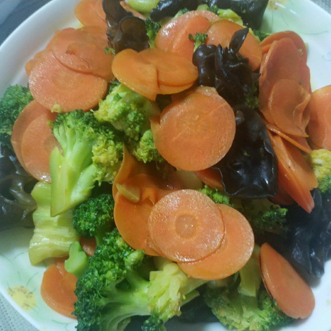 西兰花胡萝卜炒木耳