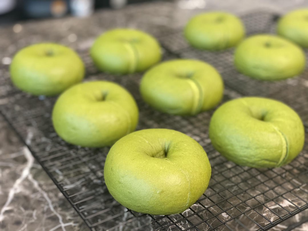 绿油油的抹茶红豆贝果