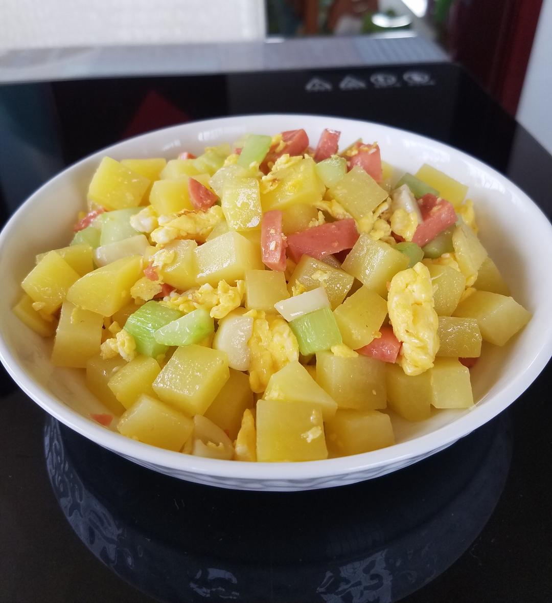 小朋友特别爱吃，营养丰富的土豆丁火腿肠丁炒鸡蛋的做法