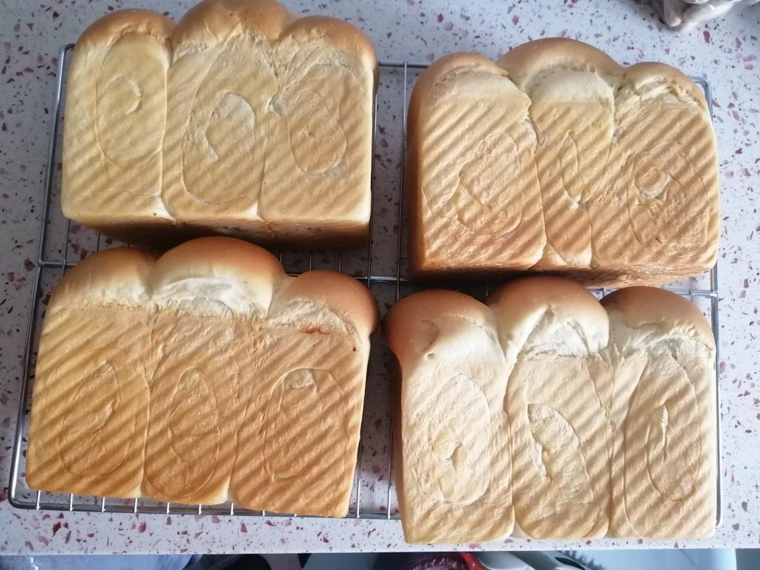 浓香淡奶油吐司强烈推荐！爱长个儿的软胖子，看它在烤箱里疯长心理极度舒适