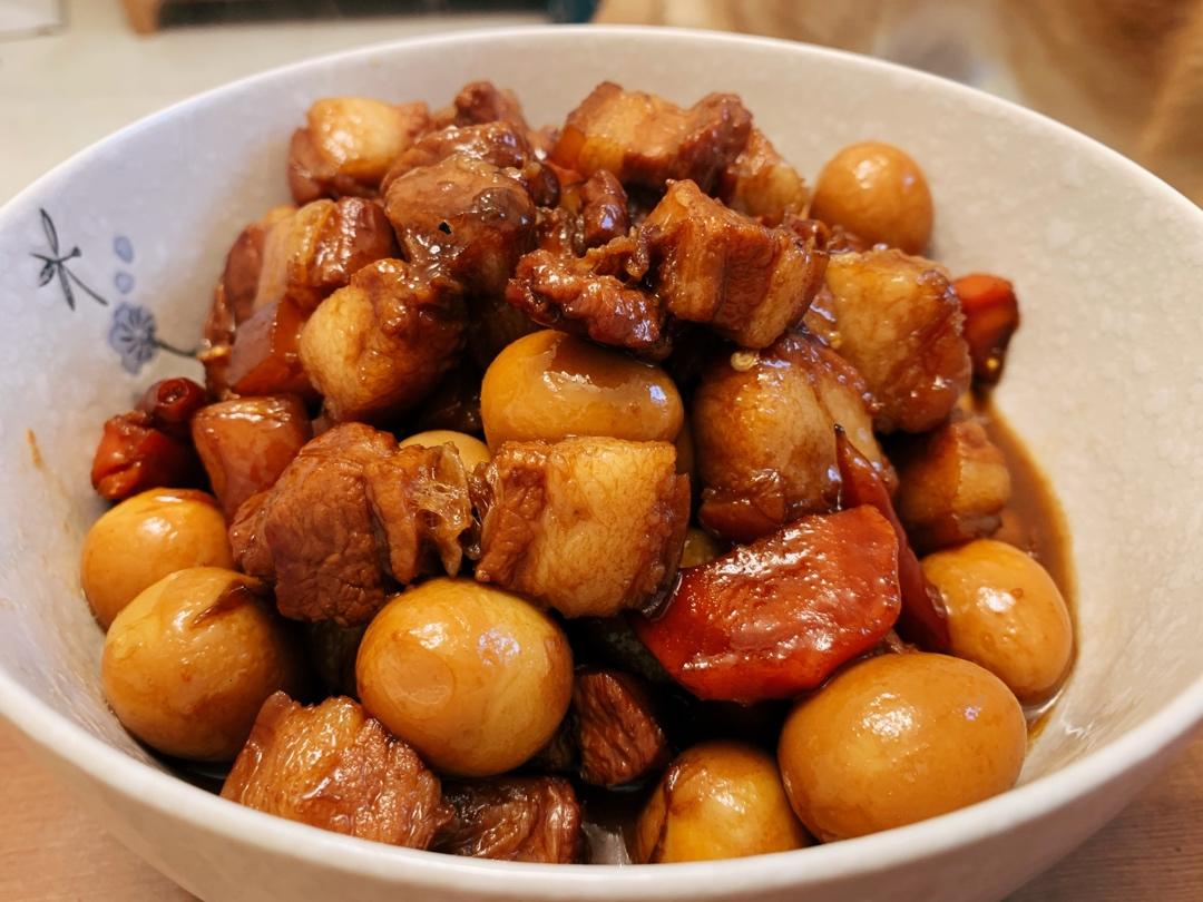 加了鹌鹑蛋后，这盘红烧肉，美味的逆天啦——鹌鹑蛋烧肉（孔瑶食谱）