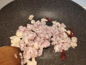 米饭杀手:榄菜肉末炒豆角的做法 步骤5