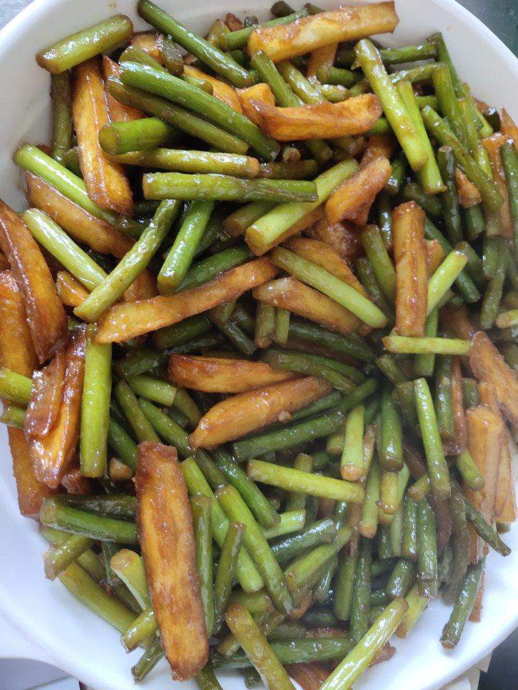 不是给CC做的菜，哈哈，超级好吃巨简单的蒜苔炒土豆条！爆下饭！