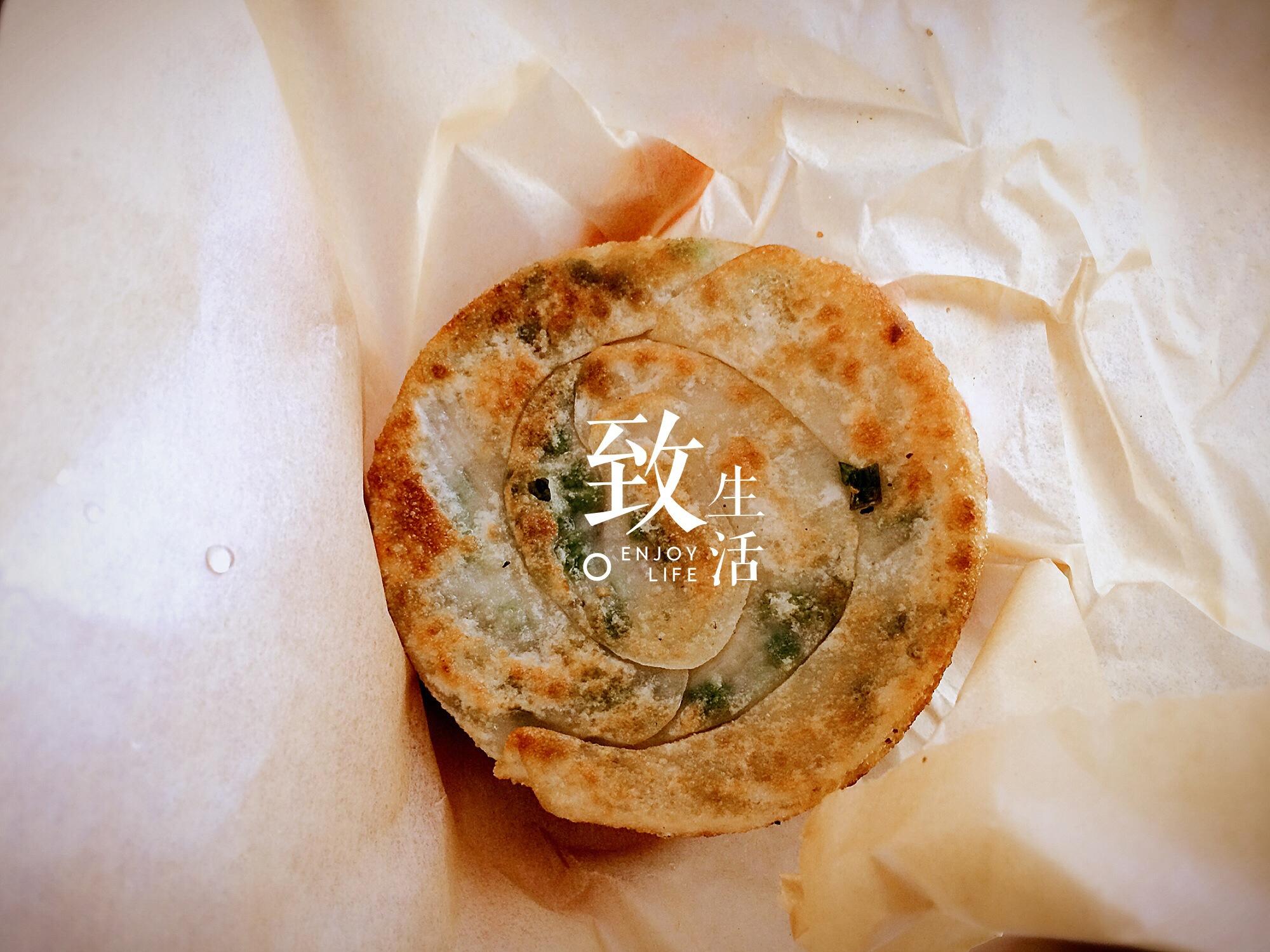 【上班族和懒人族的早午餐】饺子皮秒变葱油饼的做法
