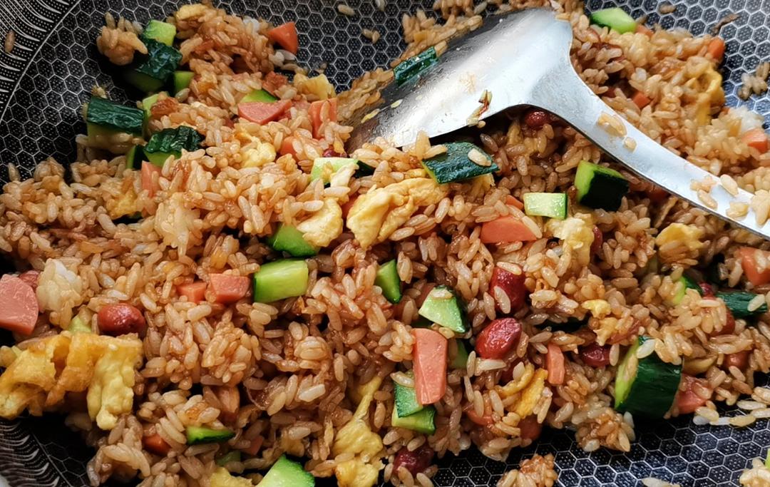 酱汁浓郁粒粒分明时蔬火腿酱油炒饭