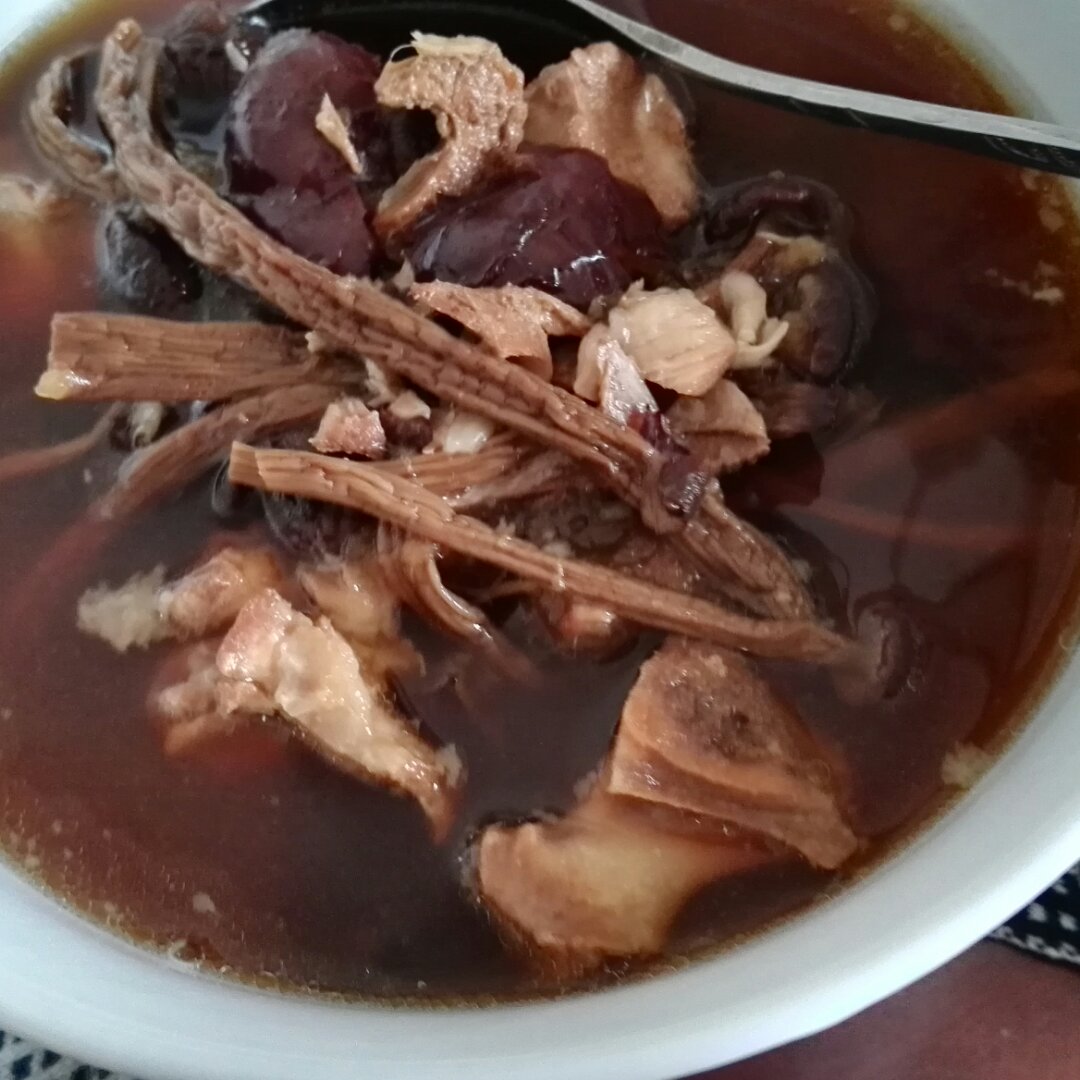 茶树菇骨头汤
