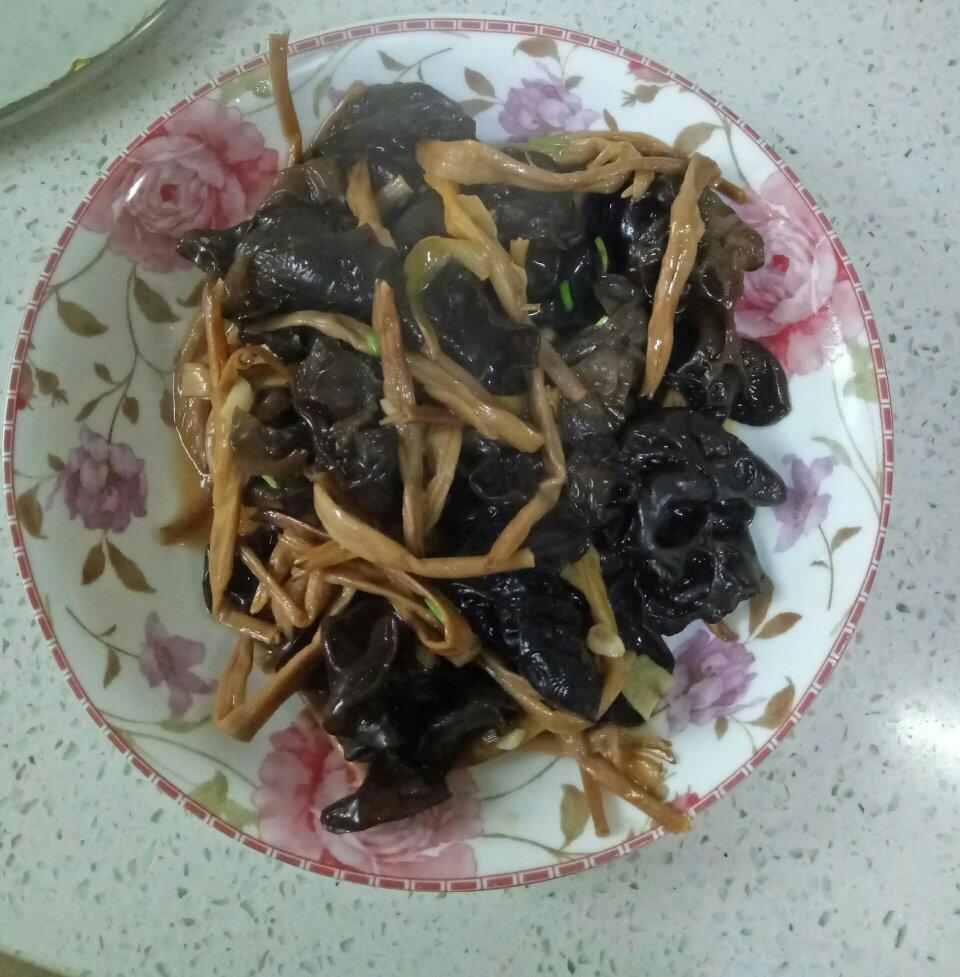 黑木耳炒黄花菜