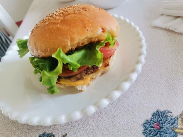 牛肉汉堡 煎出香嫩多汁的牛肉饼