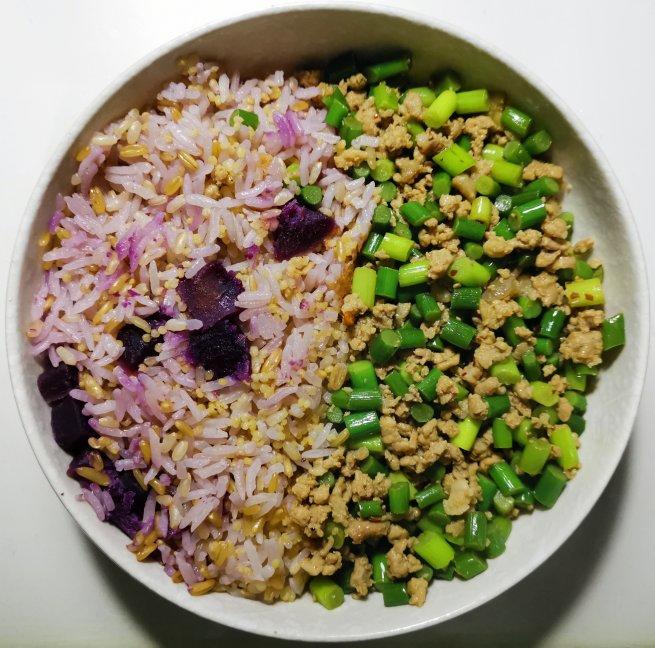 炒苍蝇头（蒜薹炒肉沫）