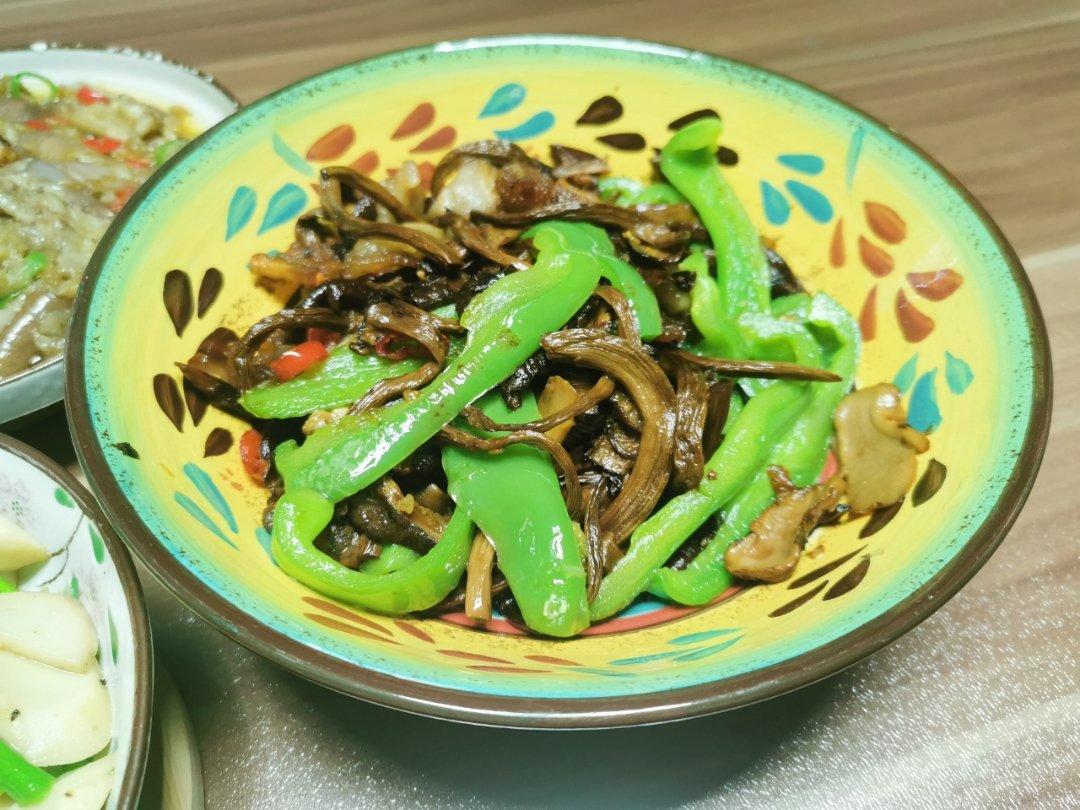 五花肉干锅茶树菇