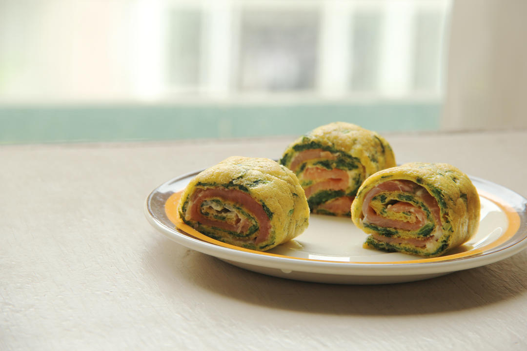 烟熏三文鱼菠菜蛋卷