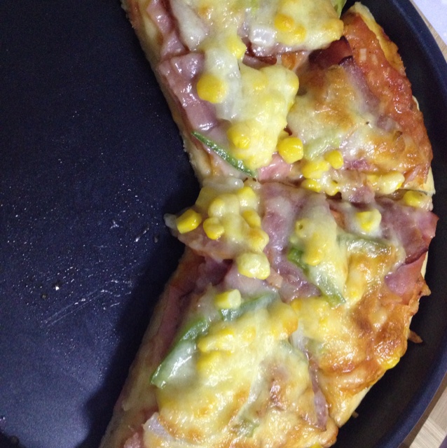 薄饼脆皮火腿pizza