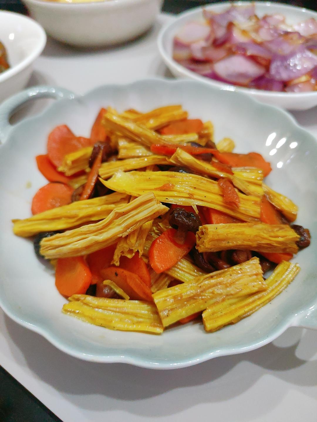 简单又好吃，米饭杀手！香菇胡萝卜炒腐竹