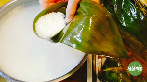 纯糯米粽子（传统三角粽包法视频）的做法 步骤5