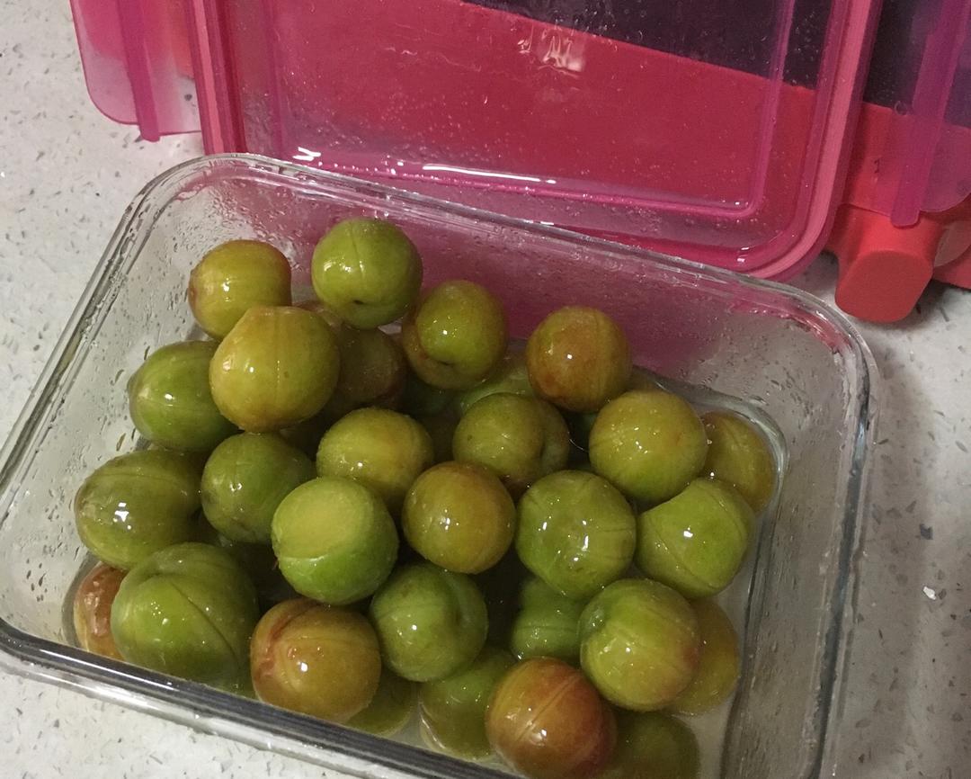 甜酸李子的做法 步骤1