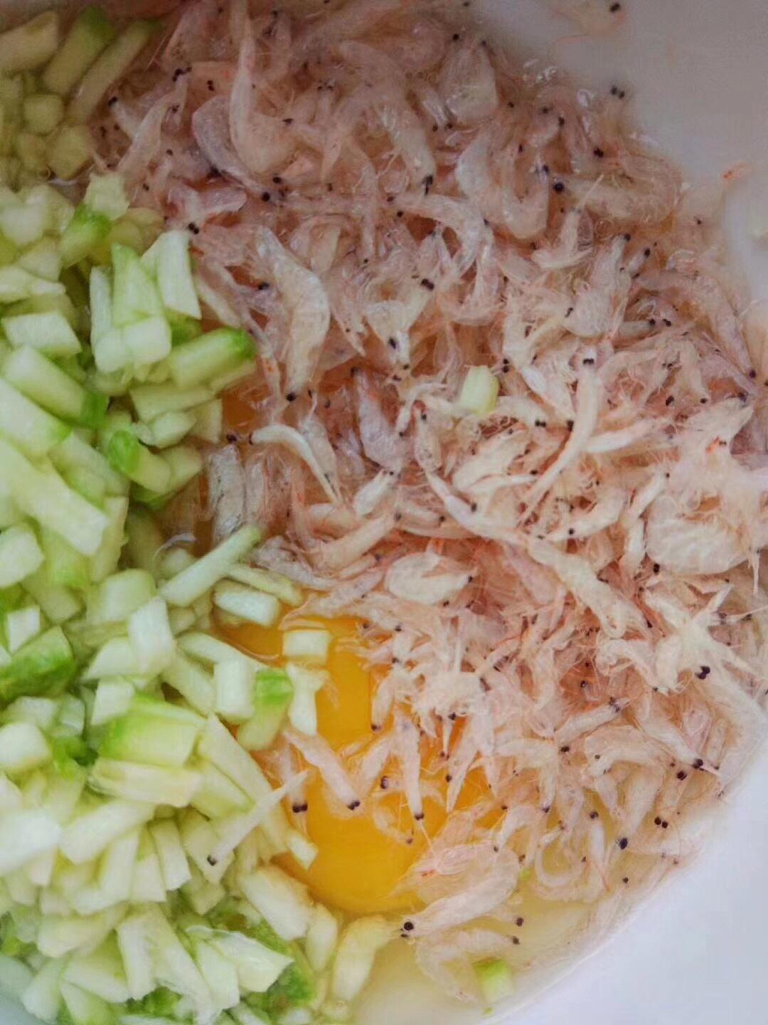 【虾皮煎93蛋的做法步骤图,虾皮煎93蛋怎么做好吃】俩个宝贝的