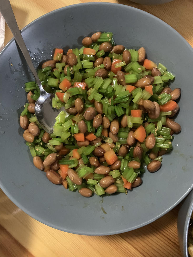 凉拌芹菜花生米胡萝卜