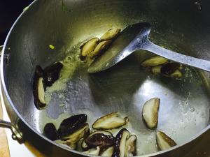 香菇虾仁油饭的做法 步骤3