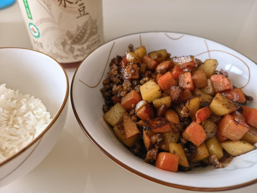 喜欢吃土豆一定要收藏，教你肉末土豆丁家常做法，软糯鲜香超下饭