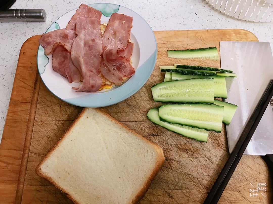 鸡蛋培根三明治