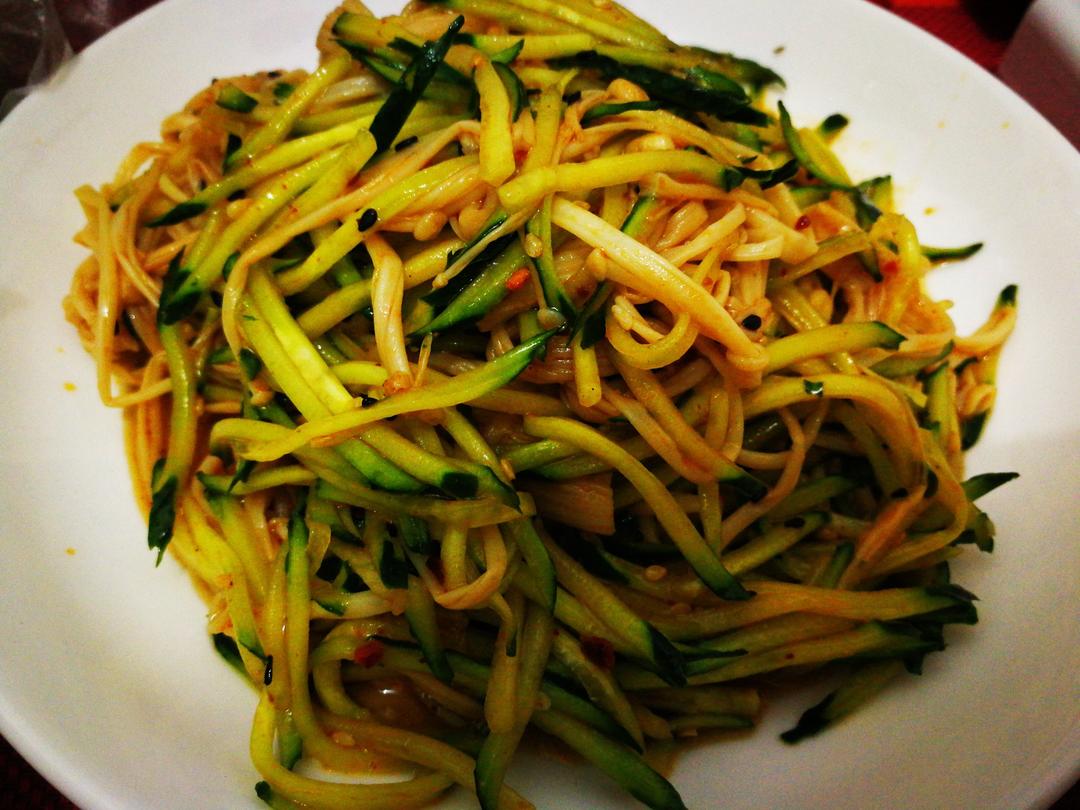 金针菇拌黄瓜