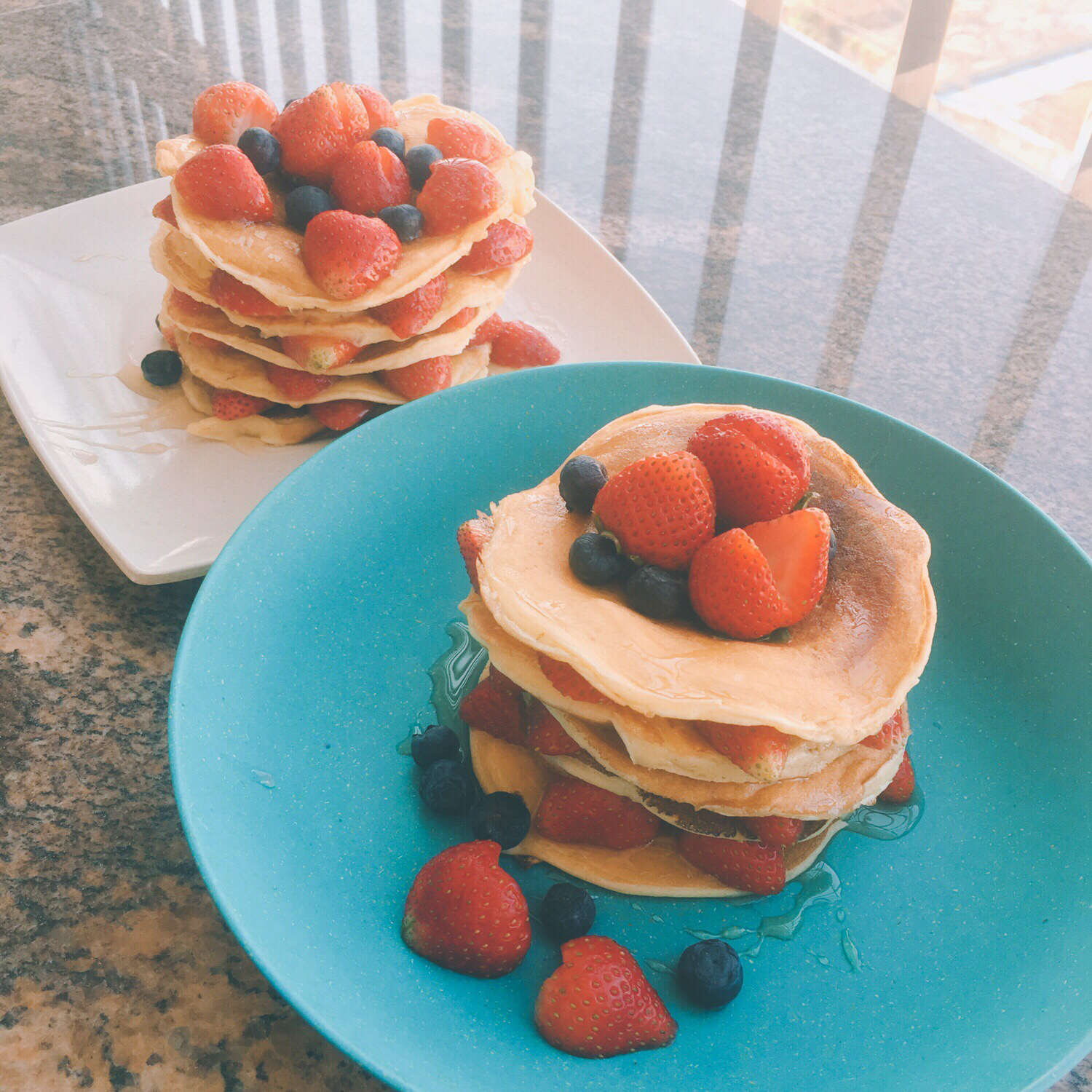 【酸奶松饼yogurt pancake】，搭上黑莓果酱和枫糖的美味。