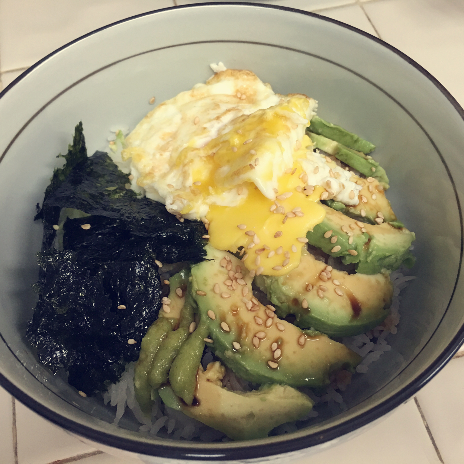 一人食牛油果溏心蛋拌饭