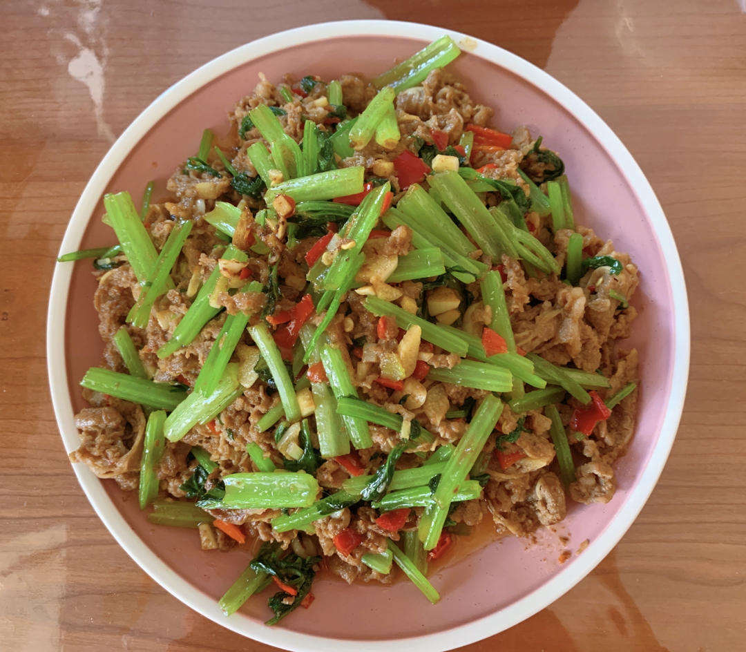 〈小炒黄牛肉〉，这个太好吃了。欣小厨 😉