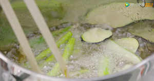 《名厨争锋》谢霆锋创新菜 - 菲式酸汤冷面的做法 步骤6