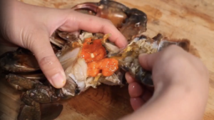 膏肥肉满的青蟹怎样做才最好吃？的做法 步骤2