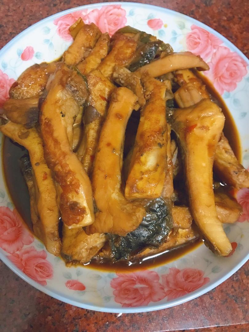 适合孩子吃的下饭菜：酱汁焖鱼