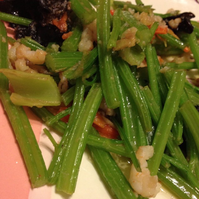 芹菜木耳炒虾仁