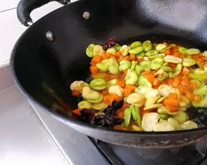 温暖回味的芡汁炒蚕豆的做法 步骤5