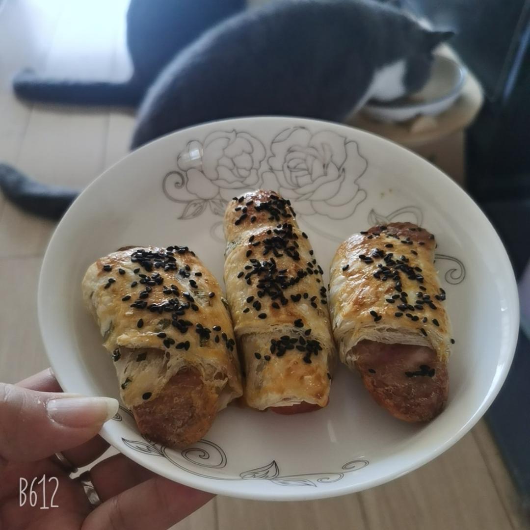 香肠酥皮卷：手抓饼皮还能这样吃，不用和面快速搞定早餐