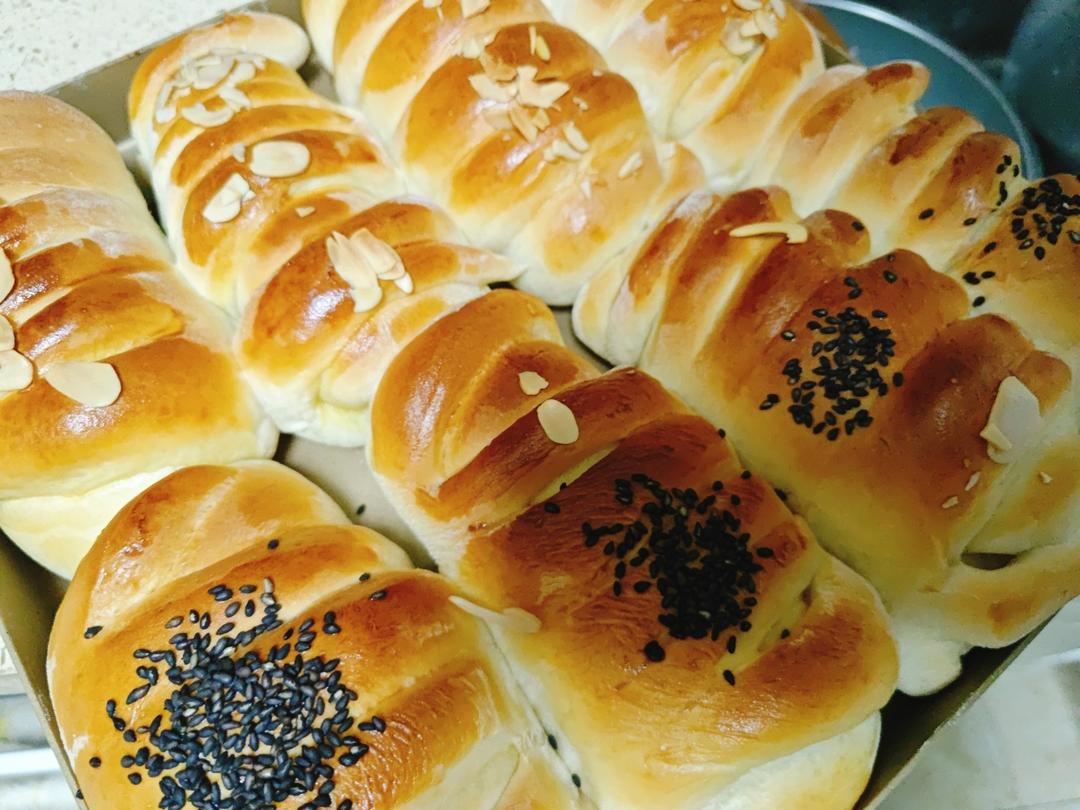 超级简单的豆沙排包｜面包