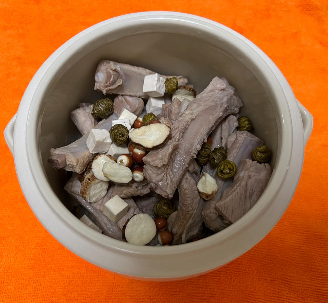 老广靓汤|石斛茯苓芡实山药排骨汤