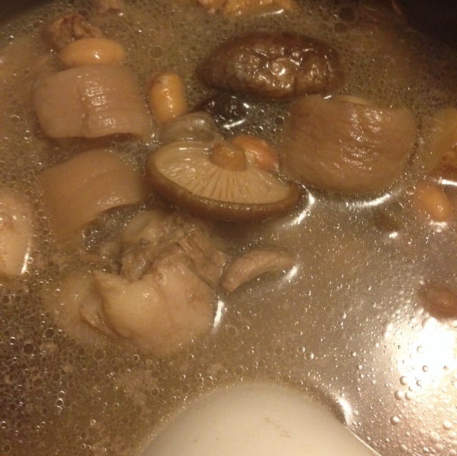 眉豆花生煲猪尾