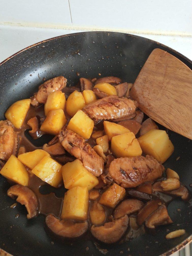 浓香土豆焖鸡翅