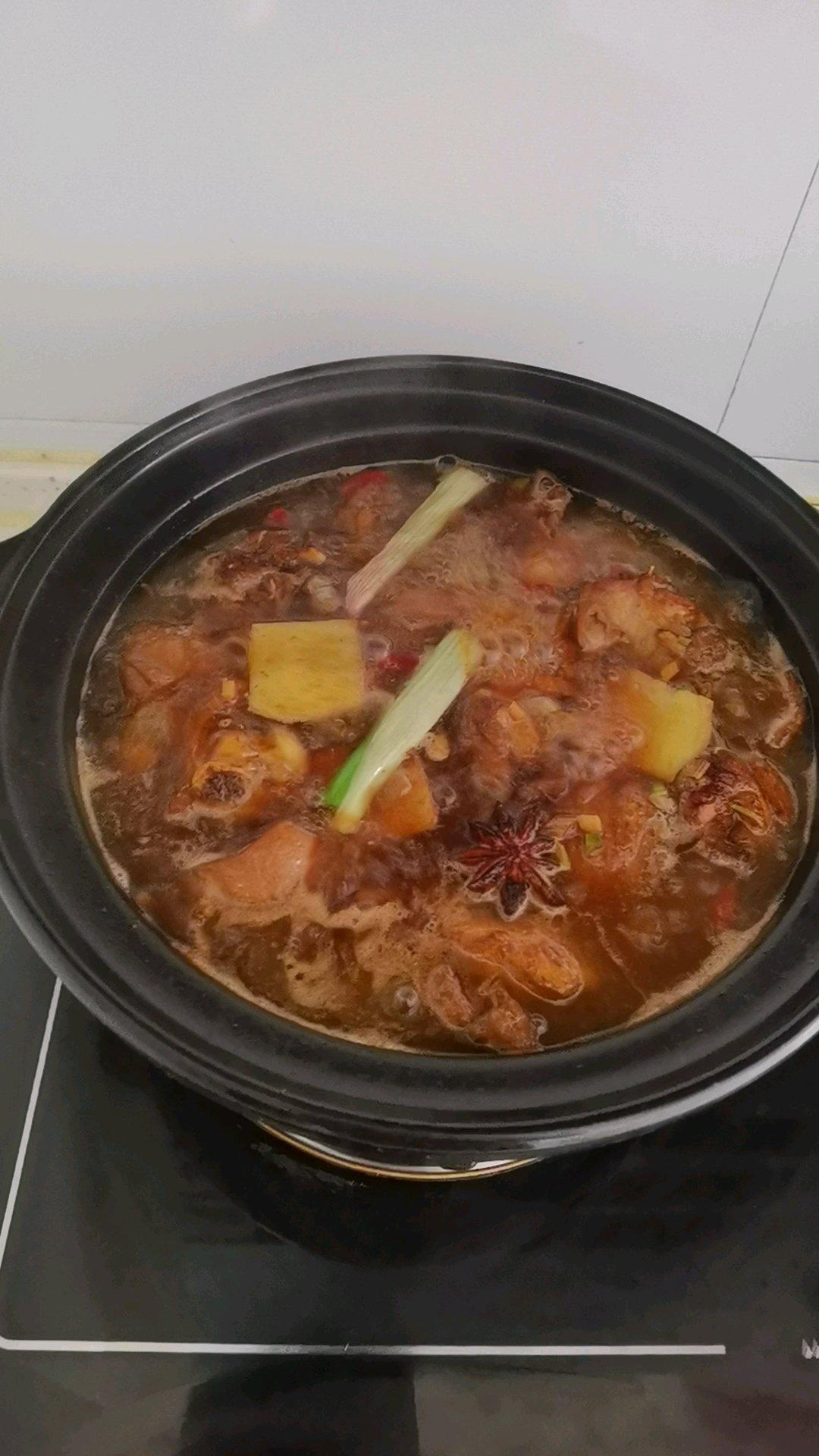 土豆炖鸡肉(一定要多煮点饭，否则不够吃)
