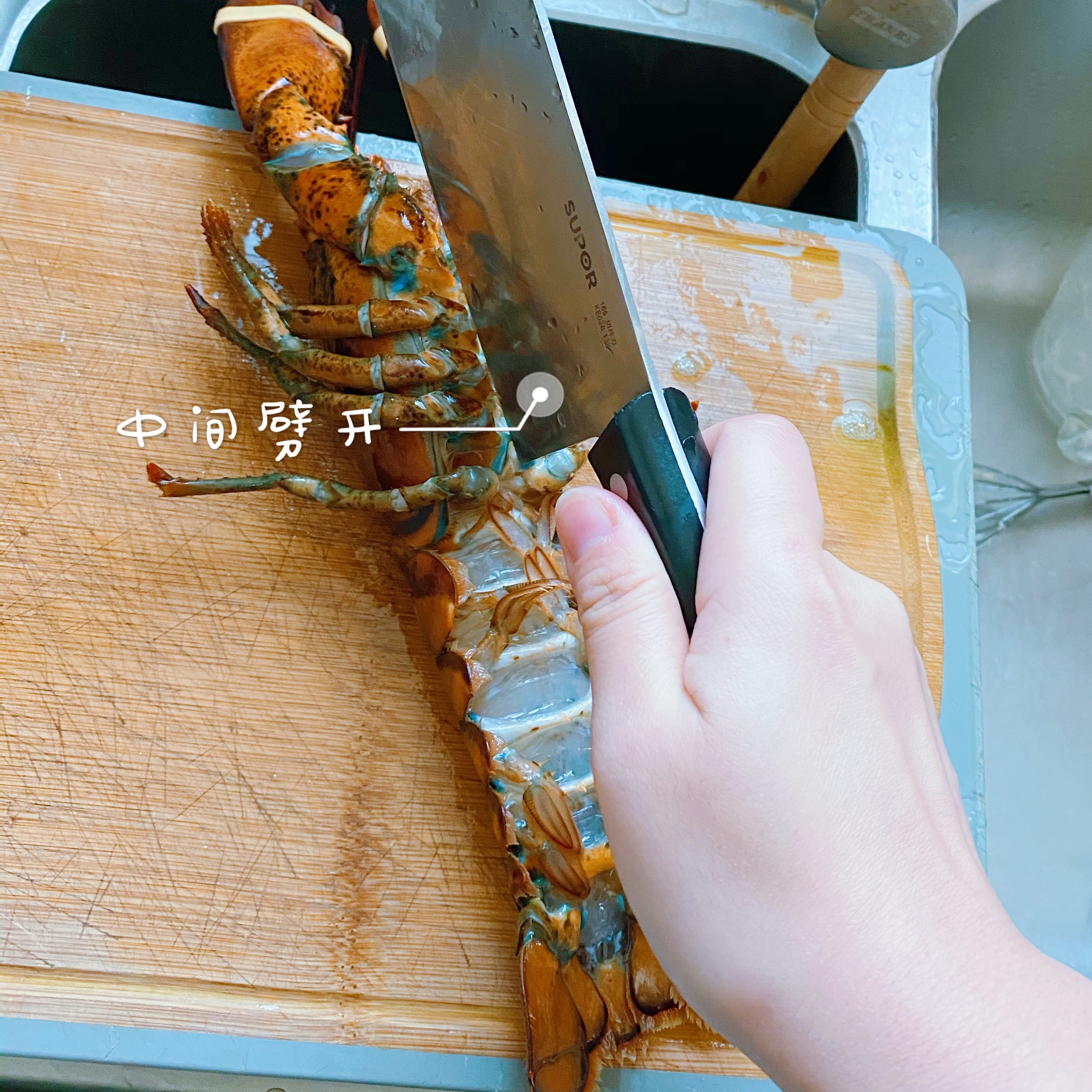 如何优雅的宰杀一只龙虾（附芝士烤龙虾制作方法）的做法 步骤3