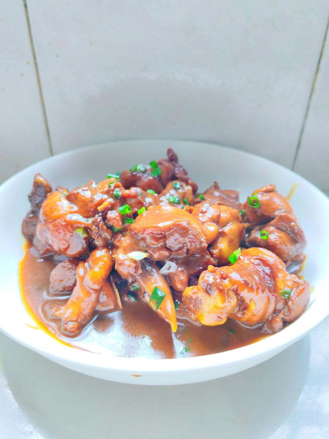 鸡肉里最简单又好吃的做法，就是这道葱油焖鸡，做法简单，鲜香滑嫩，好吃又下饭