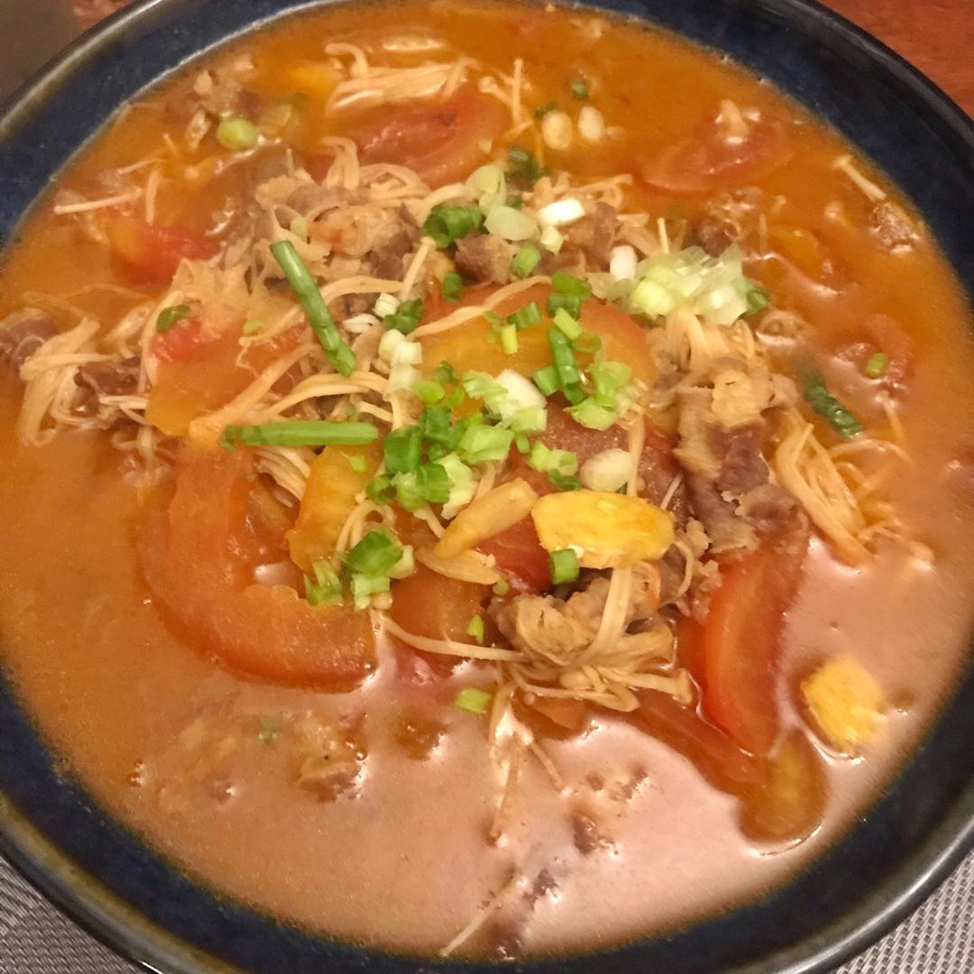 【金针菇番茄肥牛锅】