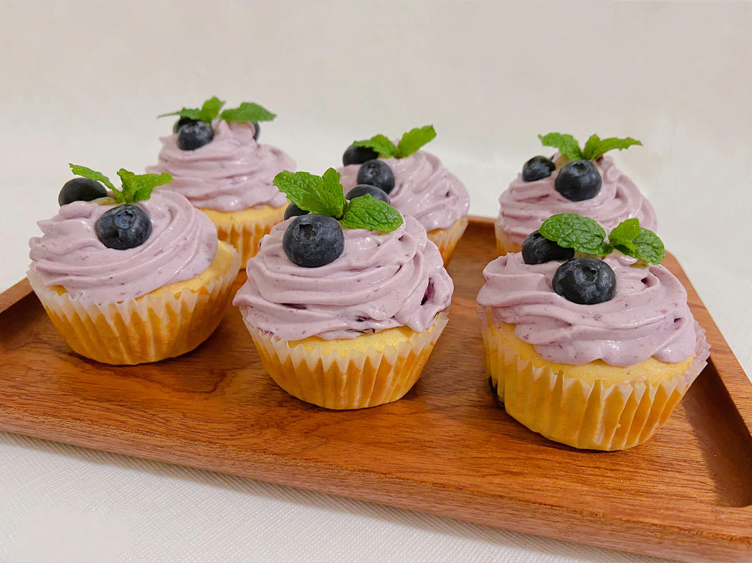 爆浆蓝莓乳酪cupcake配奶油奶酪顶