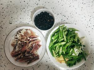 川菜·青椒腊肉的做法 步骤1