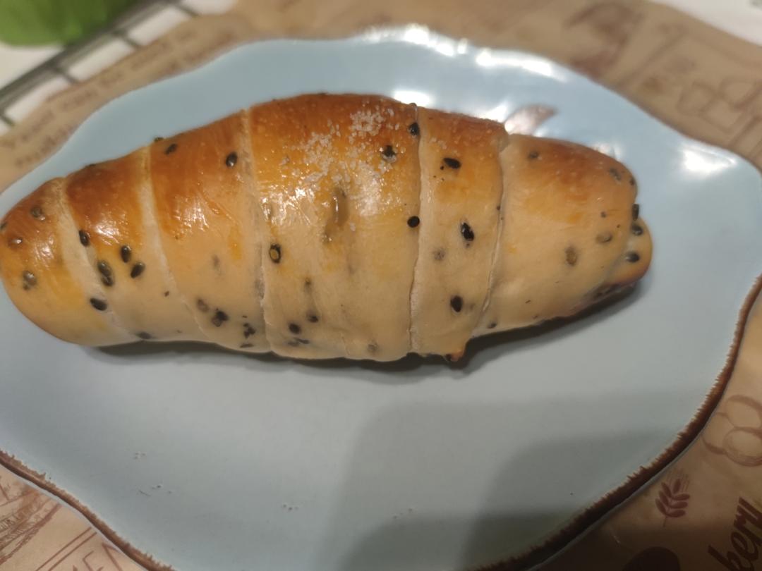咸香黑芝麻盐面包